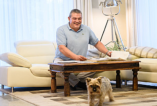 Praxistester Schroeter und sein Hund im Wohnzimmer
